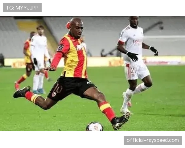 从两球落后到三球逆转，朗斯主场击败里昂展现韧性